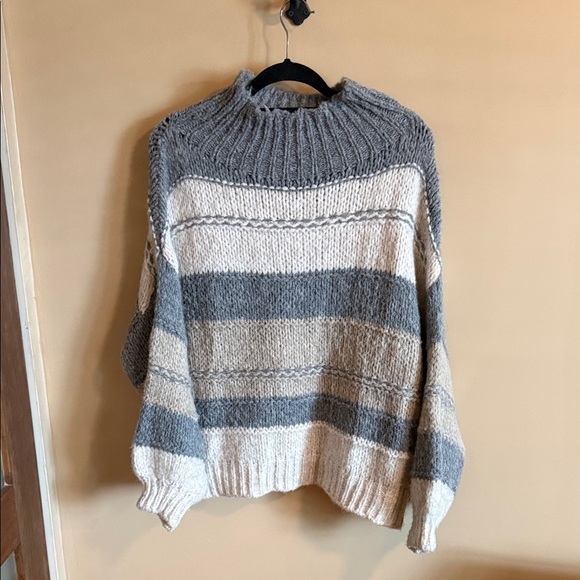 Jessica Laura Sweaters - Cozy Striped Knit Sweater - Gray & Cream